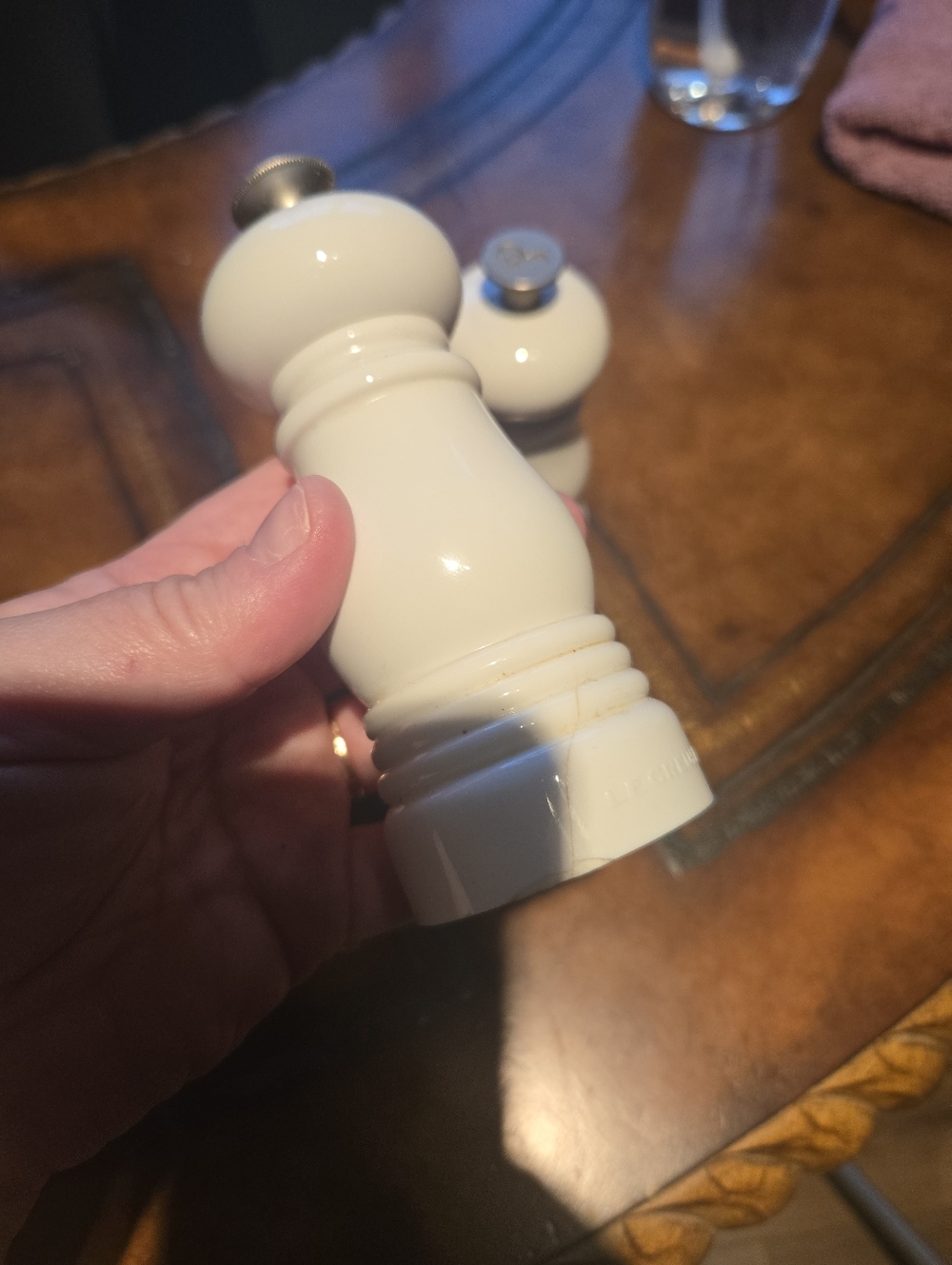 Le Creuset White Salt & Pepper Mill Set | Ceramic Grinders Online 80$ - Picture 8 of 9